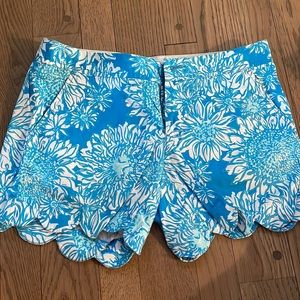 Lilly Pulitzer 7” the buttercup shorts, blue and white flower pattern , size 2